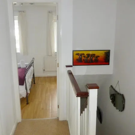 2 Bedroom House With Garden Manchester