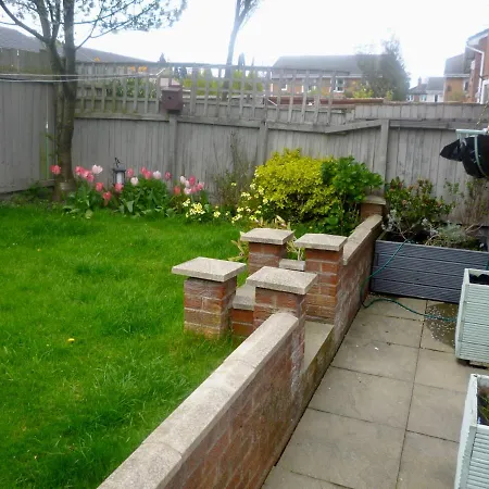 2 Bedroom House With Garden * Manchester