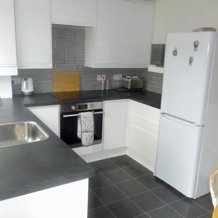 2 Bedroom House With Garden Holiday home *
