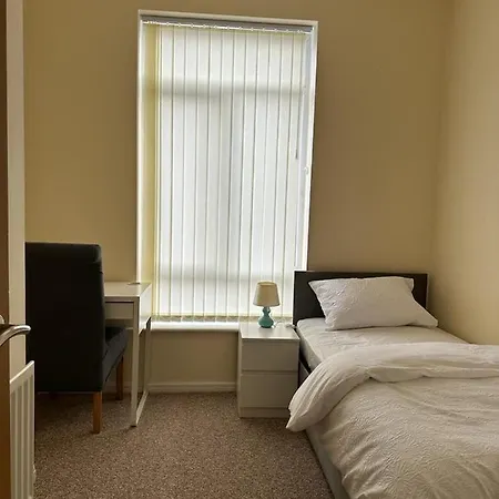 7 Minutes From Etihad Guest house *