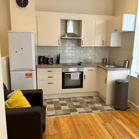 Lovely 2 Bed Flat شقة