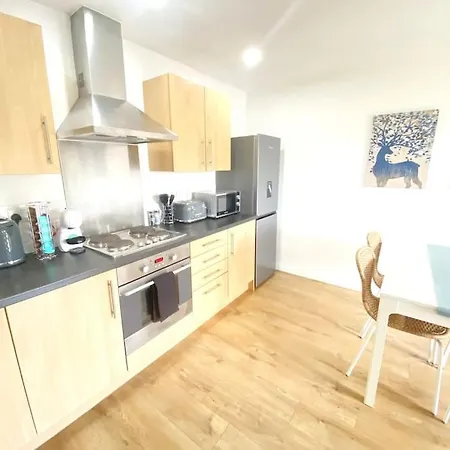 Fresh 2 Bedroom Flat Close To Center Camp Street 아파트