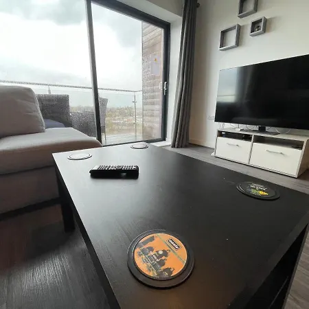 Balcony Marina With Skyline Views - Free Secure Parking דירה