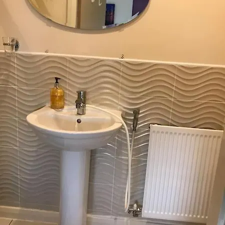 Сasa de vacaciones Cosy House Near Centre And Football Stadium *