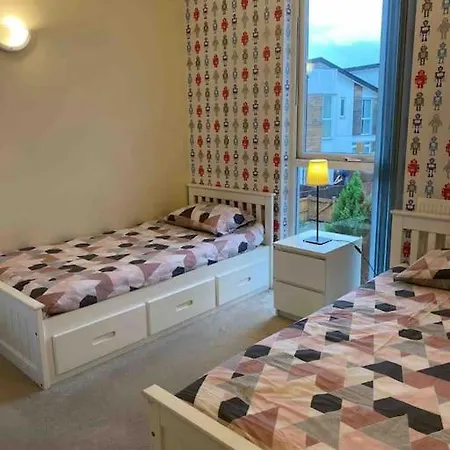 Cosy House Near Centre And Football Stadium 別荘 *