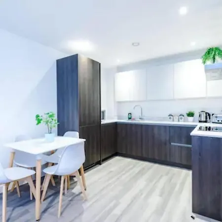 Spacious 2-bedroom In The Heart Of - Ideal For Families Or Groups مانشستر