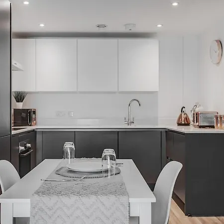 Living Penthouse With Parking * Manchester