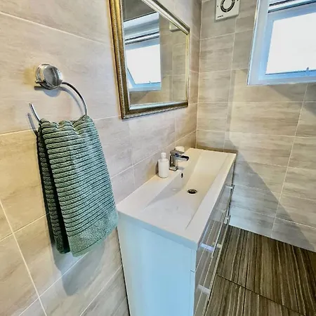 Allenby Walk Private In A 4 Bed Shared House 홈스테이