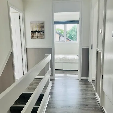 Allenby Walk Private In A 4 Bed Shared House *