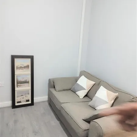 Newly Refurbished 2- Bed Stylish Apartment *