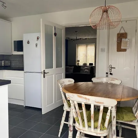 Holiday home 2 Bedroom House With Garden