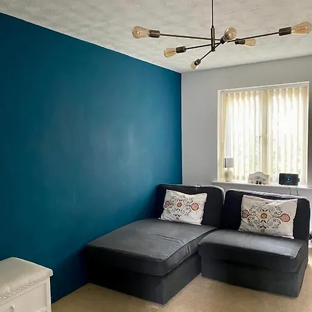 2 Bedroom House With Garden Manchester