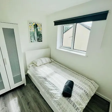 Allenby Walk Private In A 4 Bed Shared House