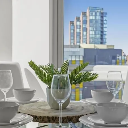 Stunning 3-bedroom Flat With Parking アパート