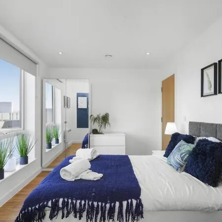 Stunning 3-bedroom Flat With Parking アパート *
