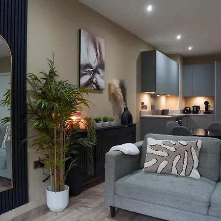 Centrally Located 2bdr Townhouse By Torr Group Short Lets & Serviced With Free Parking * Манчестер