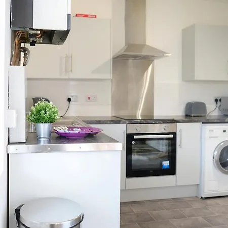 Apartment Purple Blossom, 2 Bed Apartment, Wi-fi, Near Didsbury, Free Parking