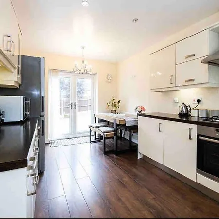Immaculate 3-bed House, With Private Garden. * 맨체스터