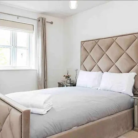 Immaculate 3-bed House, With Private Garden. *
