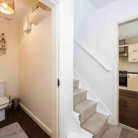 Immaculate 3-bed House, With Private Garden. 펜션 *