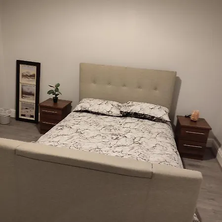 Newly Refurbished 2- Bed Stylish Apartment *