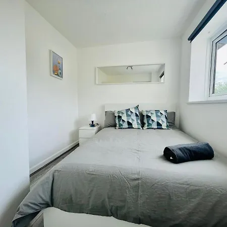 Allenby Walk Private In A 4 Bed Shared House 홈스테이