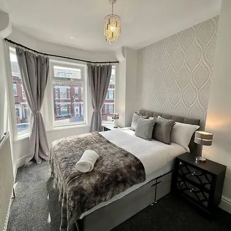 Large Five Bedroom With Parking, Sleeps 11!