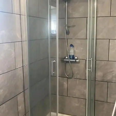 Guest house Double 2 In Levenshulme Shared Bathroom *
