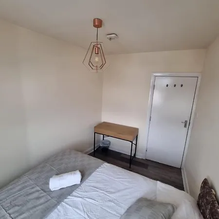 Double 2 In Levenshulme Shared Bathroom Guest house *