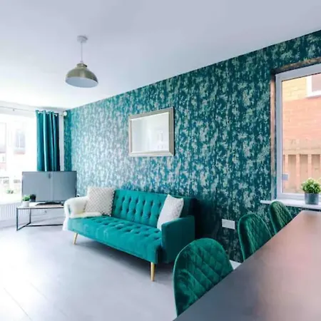 Spacious 5 Bedroom Hosted By Mcr Dens *