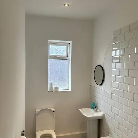 Large Five Bedroom With Parking, Sleeps 11! 別荘