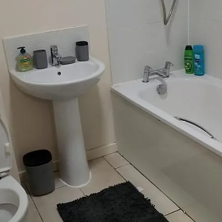 Fully Serviced, Comfortable In Lovely Near Apollo Concert And Etihad Stadium Alloggio in famiglia Manchester