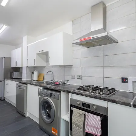 Large House Contractors Leisure Near Old Trafford Apartament *