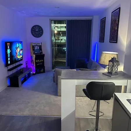 Luxury 1 Bedroom Media City Apartment
