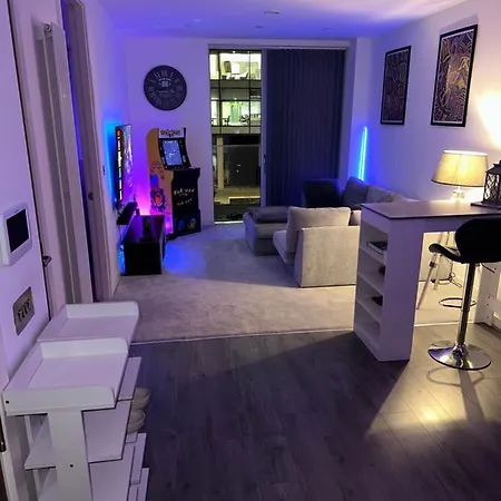 Luxury 1 Bedroom Media City Апартаменты *