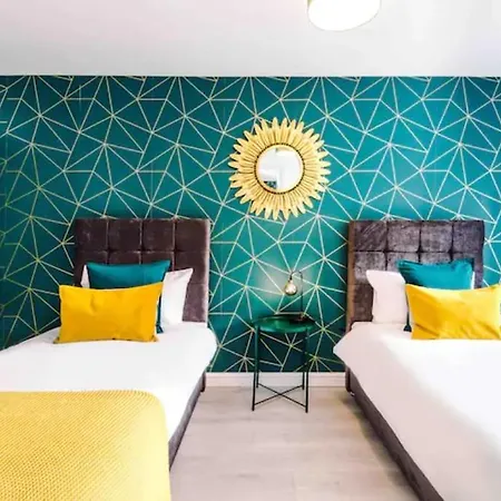 Spacious 5 Bedroom Hosted By Mcr Dens