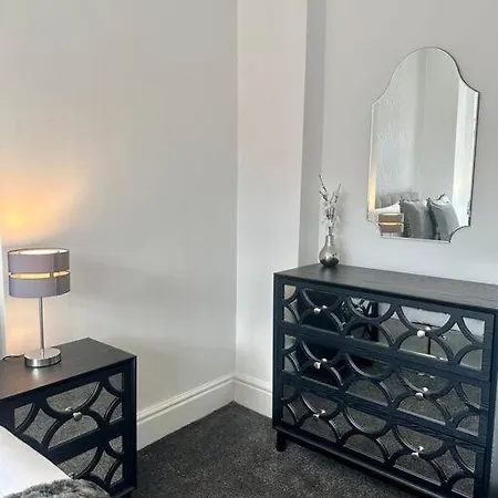 Large Five Bedroom With Parking, Sleeps 11! マンチェスター