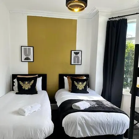 別荘 Large Five Bedroom With Parking, Sleeps 11!