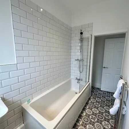 Large Five Bedroom With Parking, Sleeps 11!