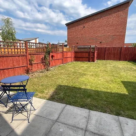 3br-sleeps 6 -walk To Etihad & Ao Arena Semesterbostad