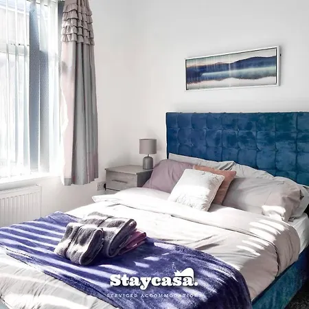Bright 4 Bedroom House With Free Parking