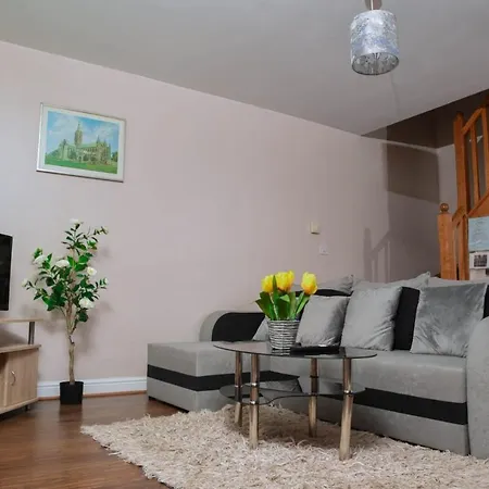 87 Rawsthorne Avenue מלון *