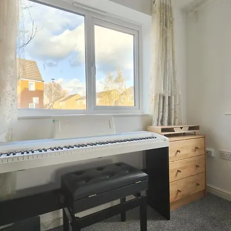 The Metcombe - With Free Parking - 10 Minutes Walk To Coop Live Arena & Etihad Stadium