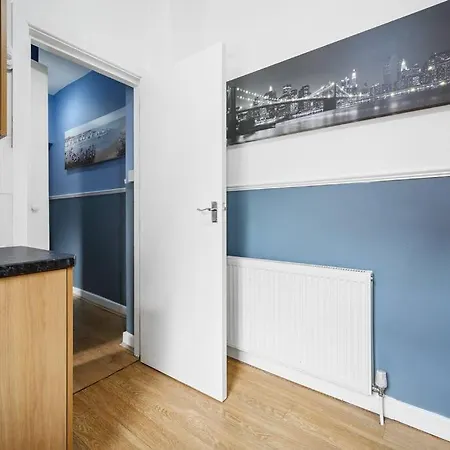 Апартаменты Mega Flat Near Arndale City Centre