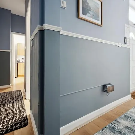 Апартаменты Mega Flat Near Arndale City Centre *