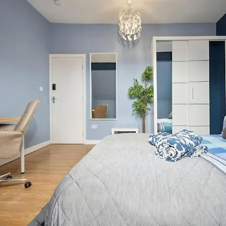 Mega Flat Near Arndale City Centre Апартаменты
