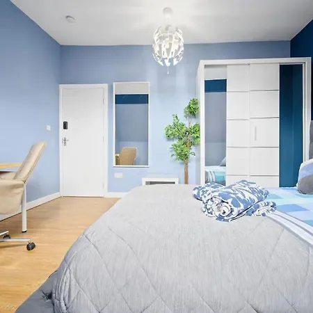 Апартаменты Mega Flat Near Arndale City Centre *