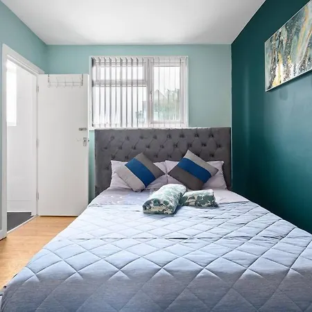 Апартаменты Mega Flat Near Arndale City Centre