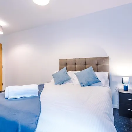2 Bed With Balcony Private Parking Near Etihad Stadium, Coop Live