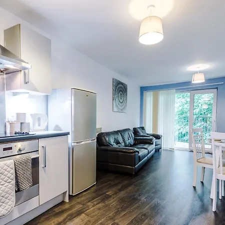 2 Bed With Balcony Private Parking Near Etihad Stadium, Coop Live アパート マンチェスター